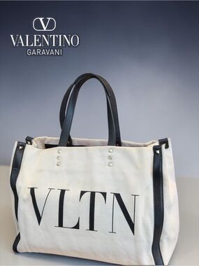 ❤️‍🔥Authentic Valentino
Garavani VLTN Rockstud
Canvas Tote Bag